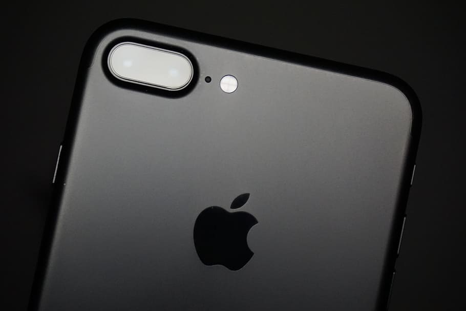 negre, iphone 7 plus, iphone, cap gent, a l'interior, primer pla, color negre, tecnologia, connexió, telèfon intel·ligent, tir de l'estudi, emoció, comunicació, somrient, control, dispositiu d’informació portàtil, silueta, disseny, fons negre, pantalla, llum, tecnologia sense fils, vista d’angle alt, 5K