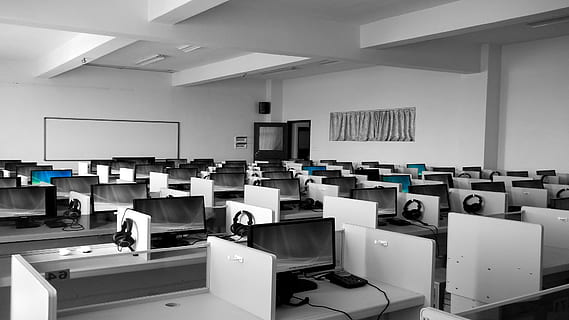 gris, en bois, cabines informatiques, à l'intérieur, pièce, les hommes d'affaires, salle de cours, la communication, lien, contemporain, bureaux, éducation, électronique, équipement, famille, meubles, écouteurs, design d'intérieur, l'Internet, clavier, commercialisation, Souris, la mise en réseau, Bureau, des bureaux, écran, le surf, La technologie, le web, travail, lieu de travail, table, école, siège, personne, absence, chaise, dans une rangée, apprentissage, ordinateur, affaires, vide, Université, machinerie, 1080P