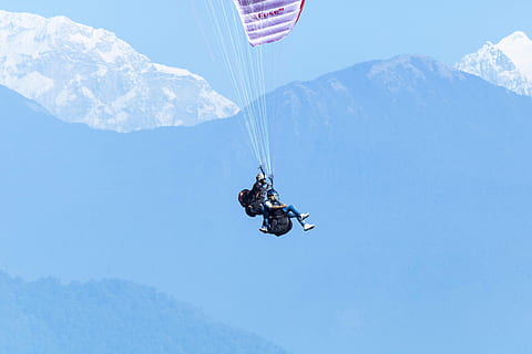 hombre lanzándose en paracaídas, deporte, montaña, Deportes extremos, aire, actividad de ocio, paracaídas, cielo, aventuras, volador, parapente, invierno, naturaleza, cordillera, nieve, día, gente real, paisajes - naturaleza, regocijo, belleza en la naturaleza, temperatura fría, libertad, al aire libre, Montaña cubierta de nieve, paracaidismo, 4K, CC0, dominio público, libre de derechos