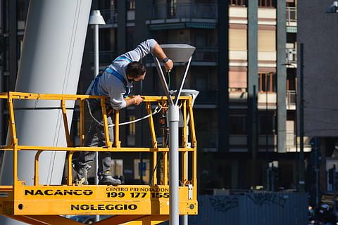 uomo, fissaggio, grigio, Torre, persona, umano, Milano, Italia, costruzione, giallo, città, lavoro, dipingere, ringhiera, impalcatura, piombatura, lavoratore, pulizia, falegname, corrimano, acrobatico, area giochi interna, occupazione, industria, uomini, una persona, persone reali, architettura, esterno dell'edificio, struttura costruita, industria di costruzioni, giorno, sito di costruzione, operaio edile, detenzione, abiti da lavoro protettivi, riparazione, attrezzatura, casco, 4K, CC0, dominio pubblico, privo di copyright