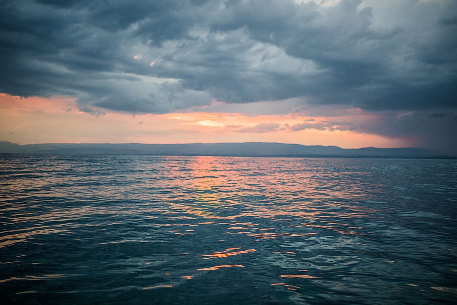 posta de sol, vespre, cel, núvols, ennuvolat, tempesta, gris, oceà, mar, horitzó, aigua, paisatge, núvol - cel, escenics - natura, bellesa a la natura, tranquil·litat, escena tranquil·la, davant del mar, horitzó sobre l’aigua, cap gent, color taronja, naturalesa, idíl·lic, escena no urbana, remot, paisatge marí, a l'aire lliure, ominós, 5K