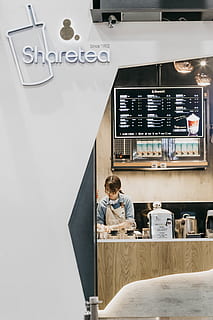 Sharetea Store Zeichen, Mensch, Person, Menschen, shi-men ting, Taiwan, drinnen, Innenarchitektur, Elektronik, Bildschirm, Monitor, Collage, Poster, Porträt, Gesicht, Konsole, draußen, Sand, Boden, Kommunikation, eine Person, echte Menschen, kabellose Technologie, Geschäft, Sitzung, Lebensstile, Technologie, Verbindung, junger Erwachsener, Essen und Trinken, Text, Tabelle, Legere Kleidung, Mobiltelefon, Freizeitbeschäftigung, Cafe, Computer, Speisekarte, 4K, CC0, gemeinfrei, lizenzfrei