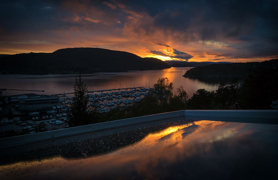 noruega, drøbaksundet, reflexió, núvols, reflectit, paisatge, posta de sol, naturalesa, cel, aigua, bellesa a la natura, escenics - natura, llac, núvol - cel, escena tranquil·la, tranquil·litat, planta, muntanya, arbre, color taronja, cap gent, escena no urbana, medi ambient, idíl·lic, a l'aire lliure, 2K