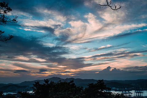 nori albi, cer albastru, nori, Cloudscape, zori de zi, lumina zilei, dramatic, vis, amurg, seară, cer, peisaj, ușoară, natură, în aer liber, pitoresc, siluetă, skyscape, soare, apus de soare, călătorie, apă, vreme, nor - cer, scenice - natura, frumusețe în natură, Munte, o scenă liniștită, liniște, copac, plantă, nici o persoana, de munte, idilic, scenă non-urbană, mediu inconjurator, culoare portocalie, vedere unghiulară joasă, 5K, CC0, domeniu public, fără drepturi de autor