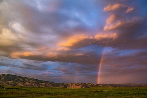 turó de muntanya marró, núvols, camp, alba, dramàtica, vespre, tarda, hora daurada, herba, paisatge, llum, naturalesa, a l'aire lliure, arc de Sant Martí, escènic, cel, tempesta, sol, sortida del sol, posta de sol, temps, núvol - cel, bellesa a la natura, escenics - natura, medi ambient, cap gent, muntanya, tranquil·litat, escena tranquil·la, escena no urbana, terra, cel dramàtic, multicolor, idíl·lic, poder a la natura, 4K, CC0, domini públic, lliure de regalies