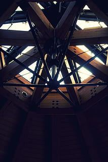 dakvenster, plafond, kader, hal, lage hoekweergave, architectuur, ingebouwde structuur, binnenshuis, geen mensen, patroon, architectonische functie, metaal, verlicht, dag, verlichtingsapparatuur, volledig kader, gebouw, dak, geometrische vorm, architectonische kolom, herhaling, opknoping, balk, dakbalk, direct onder, architectuur en kunst, 4K, CC0, publiek domein, royaltyvrij
