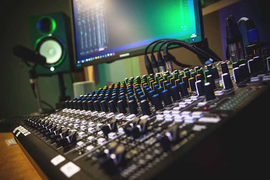 studio, ricodifica, disco, Audio, musica, divertimento, microfono, cuffie, registrazione, attrezzatura, Radio, suono, mixer audio, tecnologia, equipaggiamento audio, attrezzatura per la registrazione del suono, controllo, in casa, studio di registrazione, illuminato, messa a fuoco selettiva, cultura artistica e intrattenimento, avvicinamento, nessuno, pomello, strumento musicale, natura morta, pannello di controllo, attrezzatura musicale, amplificatore, miscelazione, elettronica audio, vita notturna, materiale elettrico, 5K
