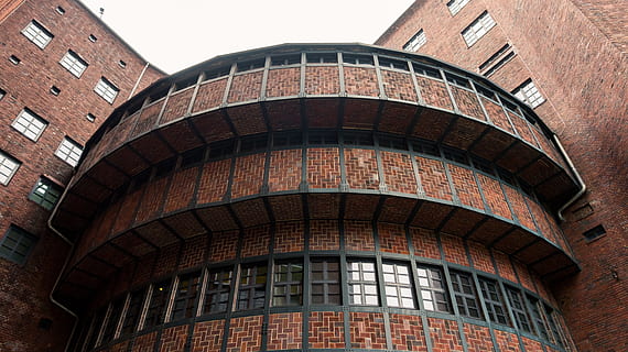 facciata, finestra, architettura, costruzione, Casa, mattoni, opere murarie, travatura, Inquadratura dal basso, struttura costruita, esterno dell'edificio, nessuno, giorno, cielo, mattone, cielo sereno, parete, storia, modello, natura, Marrone, arco, all'aperto, muro di mattoni, il passato, 5K, CC0, dominio pubblico, privo di copyright