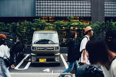 persona, caminar, al costat, gris, furgoneta, Osaka, ciutat, arquitectura, transport, grup de persones, manera de transport, homes, estructura construïda, adult, planta, persones reals, exterior de l'edifici, gent, automòbil, roba casual, vida de ciutat, carrer, vista del darrere, dia, vehicle terrestre, a l'aire lliure, company de feina, govern, 5K, CC0, domini públic, lliure de regalies