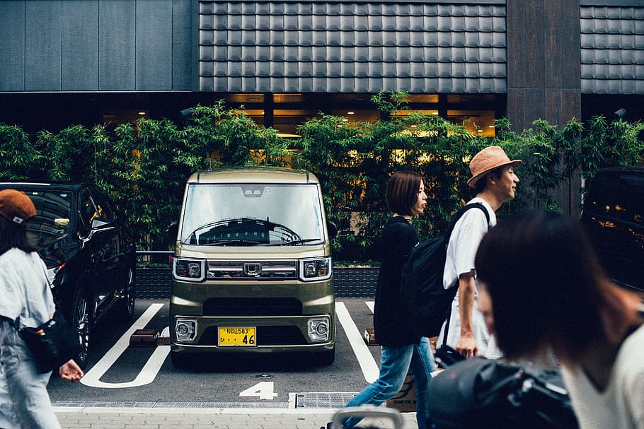 persona, caminar, al costat, gris, furgoneta, Osaka, ciutat, arquitectura, transport, grup de persones, manera de transport, homes, estructura construïda, adult, planta, persones reals, exterior de l'edifici, gent, automòbil, roba casual, vida de ciutat, carrer, vista del darrere, dia, vehicle terrestre, a l'aire lliure, company de feina, govern, 5K