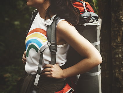 kvinde, transporterer, vandring, rygsæk, stående, skygge, træ, aktivitet, eventyr, backpacker, dagslys, pige, vandretur, vandrer, hobby, landskab, natur, person, gå, have på, ung, rigtige mennesker, en person, Kvinder, bedrift, dag, livsstil, afslappet tøj, midsection, fritidsaktivitet, fokus på forgrunden, voksen, udendørs, stribet, barn, bagfra, hunner, taske, frisure, 4K, CC0, offentligt domæne, royaltyfrie