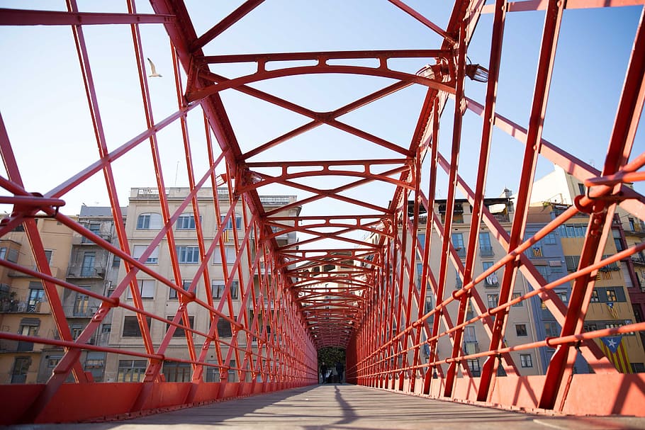 vermell, disseny de gàbies, caminar, pont, construir apartaments, fons, arquitectura, barra, construcció, passarel·la, a l'aire lliure, el pas, vianants, forma, estructura, edifici, edificis, ciutat, complicat, corb, disseny, marc, metall, modern, pintat, persona, baranes, acer, elegant, urbà, estructura construïda, connexió, cel, pont - estructura feta per l'home, el camí a seguir, perspectiva decreixent, naturalesa, direcció, dia, transport, cap gent, cel clar, vista d’angle baix, aliatge, ferro - metall, viga, Font d'alimentació, 2K