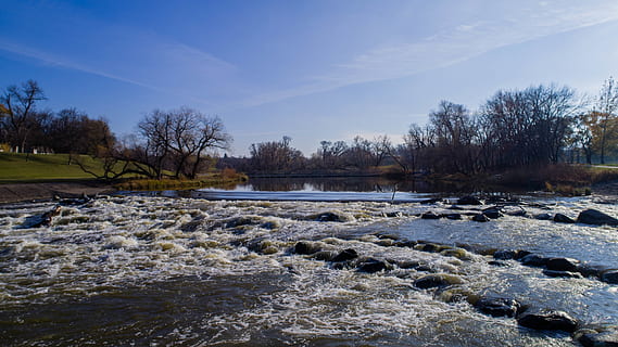 riu, aigua, arbres, caure, cel, blau, ràpids, roques, tardor, Dakota del Nord, Minnesota, clar, drone, aèria, dji, arbre, bellesa a la natura, escenics - natura, planta, tranquil·litat, escena tranquil·la, naturalesa, cap gent, núvol - cel, escena no urbana, dia, aigua que flueix, terra, sòlid, rock, a l'aire lliure, que flueix, 5K, CC0, domini públic, lliure de regalies