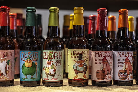 rozmanité pivo, alkohol, lahve na alkohol, alkoholický nápoj, roztříděný, bar, pivo, lahve od piva, nápoj, lahví, barva, barvitý, kontejner, design, napít se, sklenka, likér, restaurace, tradiční, láhev, výběr, text, uvnitř, jídlo a pití, variace, velká skupina objektů, občerstvení, nikdo, označení, sklo - materiál, v řadě, stálý život, bok po boku, západní skript, uspořádání, hojnost, 5K