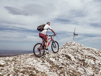 Mann, riding, sykkel, off-road, handling, aktiv, aktivitet, eventyr, ryggsekk, biker, sykling, skyer, skyet, syklus, syklist, ekstrem, moro, fritid, bevegelse, fjell, sti, topp, person, løp, rekreasjon, ri, rytter, vei, bergarter, sport, sommer, hjul, sky - himmel, transport, livsstil, fritidsaktivitet, himmel, ekte folk, én person, full lengde, land kjøretøy, natur, dag, transportmiddel, land, hjelm, ung voksen, utendørs, 4K