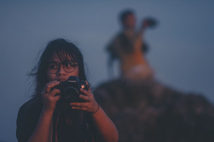 humà, persona, càmera, electrònica, fotògraf, foto, fotografia, accessoris, accessori, gots, dit, retrat, cara, selfie, gent, instrument musical, músic, naturalesa, corretja, astronomia, tecnologia, activitat, celebració, fotografiar, temes de fotografia, càmera - equip fotogràfic, tirada al cap, adult jove, equip fotogràfic, ocupació, dones, dones joves, activitat d'oci, càmera digital, persones reals, pentinat, 5K