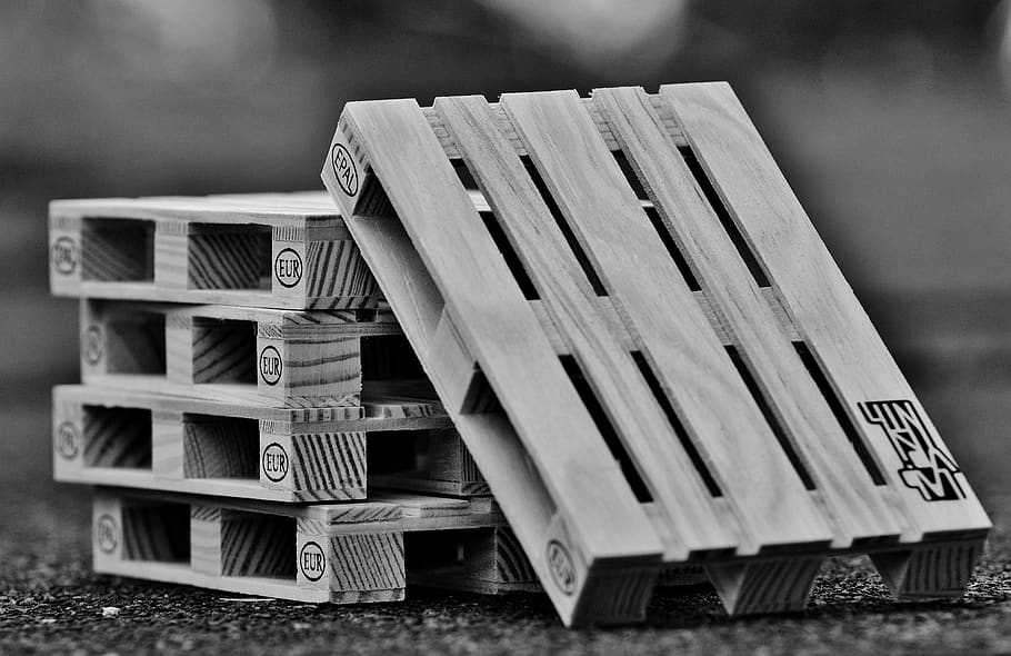 pallet, europallet, legna, pila, impilati, industria, la logistica, spedizione, trasporto, pallets di legno, accatastati, legno - materiale, comunicazione, testo, nessuno, concentrarsi sulle conoscenze acquisite, sceneggiatura occidentale, giorno, avvicinamento, modello, bloccare, all'aperto, lettera maiuscola, natura morta, forma di blocco, tavolo, preparativi, lettera, cartello, numero, giocattolo, 5K