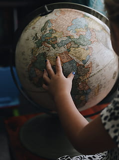 blanco, beige, globo de escritorio, globo, mano, niño, atlas, mapa del mundo, tierra, aprender, estudiar, explorar, viaje, país, mundo, aventuras, mapa, una persona, parte del cuerpo humano, mano humana, gente real, adentro, globo - objeto hecho por el hombre, participación, planeta Tierra, centrarse en primer plano, de cerca, estilos de vida, infancia, esfera, planeta - espacio, actividad de ocio, parte del cuerpo, extremidad humana, dedo, 5K, CC0, dominio público, libre de derechos
