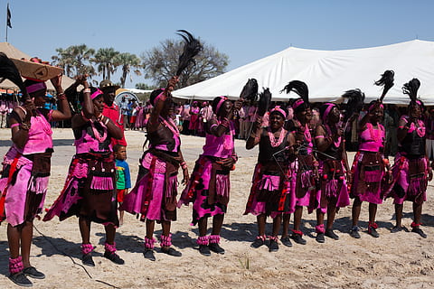 namibia, Windhoek, folla, gruppo di persone, persone reali, grande gruppo di persone, capi di abbigliamento, giorno, donne, cielo, natura, in piedi, adulto, uomini, montagna, albero, prestazione, abbigliamento tradizionale, all'aperto, pianta, 5K, CC0, dominio pubblico, privo di copyright