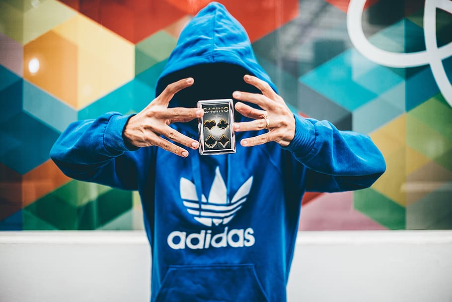 home, blau, sudadera amb caputxa adidas, truc de màgia, truc de targeta, coberta, levitar, màgia, mag, misteri, una persona, tecnologia, persones reals, vista frontal, tecnologia sense fils, fotografiar, temes de fotografia, càmera, celebració, cintura cap amunt, activitat, comunicació, càmera - equip fotogràfic, activitat d'oci, de peu, homes, esport, estils de vida, càmera digital, cara oculta, 5K