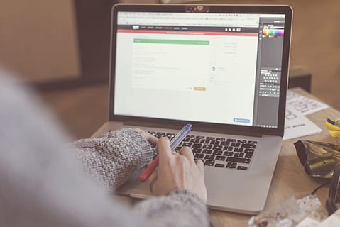 Pologne, Wrocław, programmeur, analyste, Planification, recherche, main, travail, marqueur, graphique, conception, montage, ordinateur, stylo, Mac, La technologie, Technologie sans fil, portable, lien, utilisant un ordinateur portable, la communication, une personne, adulte, table, l'Internet, à l'intérieur, Vrais gens, affaires, meubles, séance, réseau informatique, mise au point sélective, vue sur l'épaule, 5K, CC0, domaine public, libre de droits