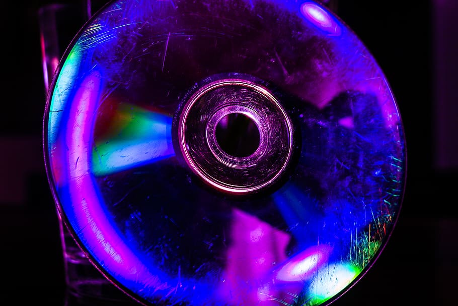 color, cd, primer pla, a l'interior, cercle, forma geomètrica, forma, cap gent, multicolor, tecnologia, electricitat, equipament per a la llar, il·luminat, generació de combustible i energia, porpra, brillant, tir de l'estudi, esfera, fons negre, música, vidre, natura morta, 5K