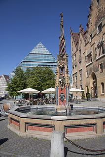 ulm, notable, construcció, arquitectura, ciutat, urbà, aigua, Font, estructura construïda, exterior de l'edifici, cel, edifici, cel clar, naturalesa, arbre, planta, persones incidentals, dia, blau, escultura, creença, carrer, religió, a l'aire lliure, 1080P, CC0, domini públic, lliure de regalies
