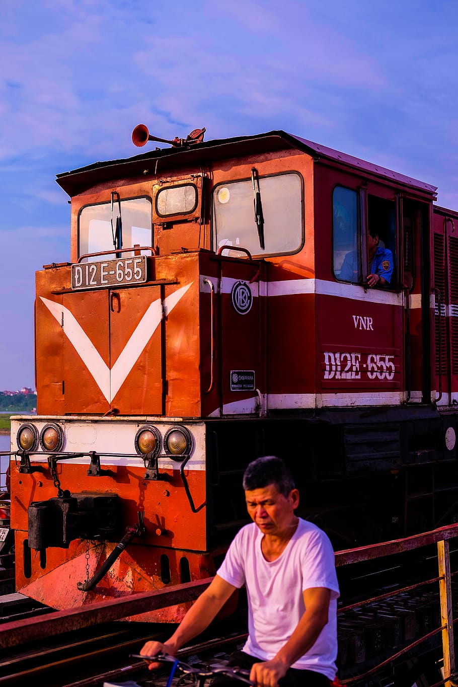 vietnam, llarg bien, persones reals, transport, homes, mascles, manera de transport, vehicle terrestre, cel, de peu, naturalesa, gent, ocupació, transport públic, estils de vida, vista frontal, dia, nois, a l'aire lliure, nen, vies del ferrocarril, rellotge, 4K