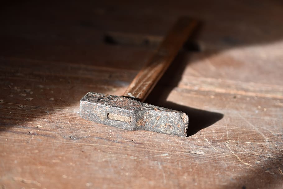 martell, eina, fuster, eines, diy, treballar, construir, fusta, reparació, fusteria, artesanies, material de fusta, cap gent, metall, eina de treball, primer pla, taula, a l'interior, natura morta, vell, Eina de mà, equipament, enfocament selectiu, centrar-se en primer pla, ombra, sol objecte, llum solar, rovellat, ungles, Serra de mà, cisell, color plata, serrada, 5K
