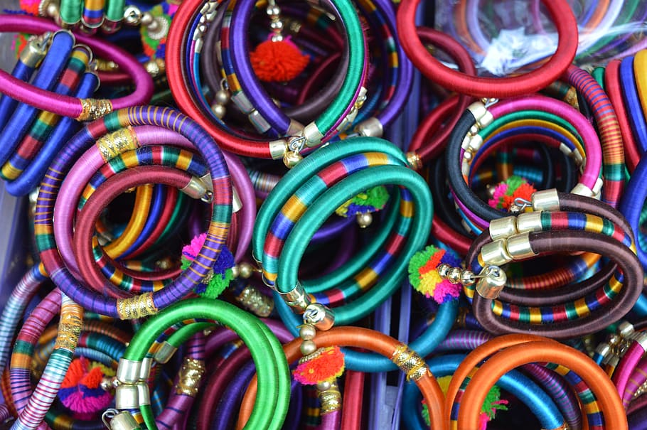 pila, dones, assortit, de colors, braçalets, accessoris, accessori, polseres, colors, colorit, patró, multicolor, braçalet, gran grup d'objectes, polsera, connexió, elecció, tecnologia, marc complet, variació, cap gent, cable, fons, joieria, abundància, venda al detall, primer pla, cable d’ordinador, a l'interior, indústria electrònica, disseny, complexitat, 5K