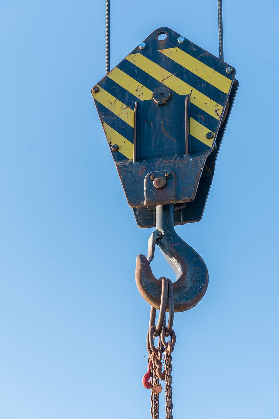 cop de destral, grua, últim, baukran, augmentar, lloc, elevador de càrrega, tecnologia, cel, grua elevadora, resistent, indústria, òxid, dur, primer pla, transport, blau, cel clar, vista d’angle baix, metall, cadena, cap gent, dia, seguretat, naturalesa, protecció, a l'aire lliure, signe, comunicació, groc, equipament, connexió, 5K