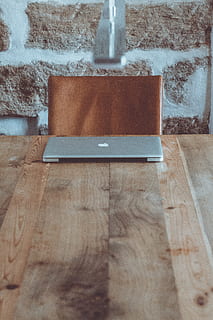 macbook na stole, stůl, erlangen, Německo, Vzhled interiéru, židle, lavice, laptop, nábytek, konferenční stolek, dřevo, tvrdé dřevo, dřevěný stůl, cihlová zeď, podnikání, tech, počítač, zasedací místnost, technologie, jídelní stůl, Taška, uvnitř, dřevo - materiál, nikdo, podlaha, dřevěná podlaha, detail, domácí interiér, hnědý, stálý život, nástěnný prvek, sdělení, den, kontejner, vysoký úhel pohledu, kov, zeď, přímo nad, parkety, 5K, CC0, veřejná doména, bez autorských práv