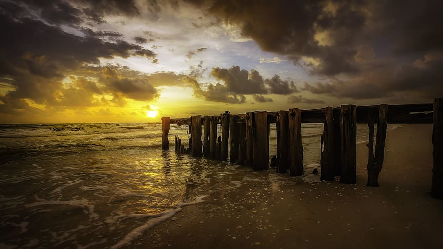 braun, hölzern, Dock, übersehen, Sonnenuntergang, Strand, Wolken, Dämmerung, Abend, Landschaft, Natur, Ozean, draußen, Seebrücke, Sand, Meer, seelandschaft, Sonne, Surfen, Reise, Wasser, Wellen, Himmel, wolke - himmel, Land, Ruhe, Szenen - Natur, Horizont, Horizont über Wasser, Schönheit in der Natur, Post, ruhige Szene, in einer Reihe, Holz - Material, Holzpfosten, keine Leute, 2K