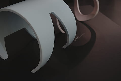 manșetă, produs, studiu, creator, formă, futurist, minim, minimalist, minimalismul, proiecta, bronz, mobila, aluminiu, gri, pat, paranteză, pasăre, a inghiti, animal, sul, în interior, nici o persoana, a închide, hârtie, baie, toaletă, natură moartă, hârtie igienica, vedere în unghi mare, ceașcă, igienă, masa, culoare alba, halbă, montare pe perete, cană de cafea, tehnologie, direct deasupra, ceramică, comoditate, 4K, CC0, domeniu public, fără drepturi de autor