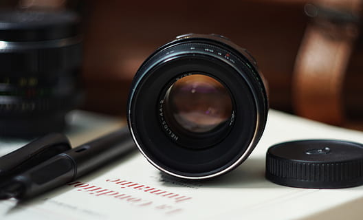 elettronica, lenti della macchina fotografica, telecamera, Montpellier, Francia, sfocatura, helios, comodo, bokeh, lente, testo, copriobiettivo, fotografia, foto, macchina, ruota in lega, ha parlato, ruota, calendario, grafia, obiettivo - strumento ottico, tecnologia, temi fotografici, macchina fotografica - attrezzatura fotografica, avvicinamento, lente - occhio, attrezzatura, attrezzatura fotografica, in casa, cultura artistica e intrattenimento, nessuno, vetro - materiale, attività commerciale, colore nero, natura morta, tavolo, primo piano estremo, singolo oggetto, Camera digitale, 4K, CC0, dominio pubblico, privo di copyright