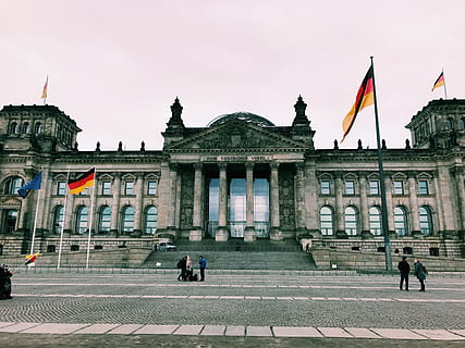 Germania, Berlino, struttura costruita, architettura, esterno dell'edificio, bandiera, cielo, destinazioni di viaggio, patriottismo, viaggio, persone accessorie, turismo, persone reali, gruppo di persone, città, natura, facciata, grande gruppo di persone, governo, all'aperto, colonna architettonica, 4K, CC0, dominio pubblico, privo di copyright