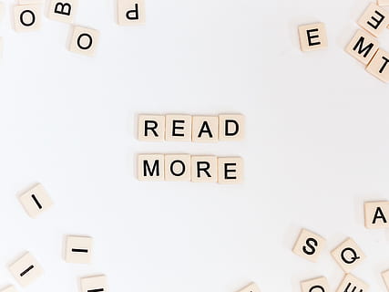 Weiterlesen, Text, westliche Schrift, Kommunikation, drinnen, Großbuchstabe, Nahansicht, keine Leute, weiße Farbe, Alphabet, Zeichen, Kraftstoff- und Stromerzeugung, Nummer, Studioaufnahme, Brief, einzelnes Wort, Elektrizität, Vollbild, Knopf, Technologie, Schalttafel, Netzteil, 4K, CC0, gemeinfrei, lizenzfrei