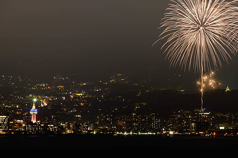 花火, 別 府, iluminado, noite, exterior do edifício, arquitetura, cidade, estrutura construída, paisagem urbana, fogo de artifício, queima de fogos, construção, ninguém, cultura artística e entretenimento, explodindo, céu, evento, movimento, brilhando, celebração, natureza, ao ar livre, fogo de artifício - homem feito objeto, exterior do prédio de escritórios, arranha-céu, leve, 8K, CC0, domínio público, royalty free
