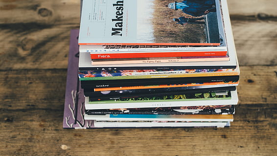 cartea softbound asistată-titlu, masa, în interior, nici o persoana, natură moartă, lemn - material, publicare, să se concentreze asupra primelor elemente, a închide, vedere în unghi mare, carte, text, educaţie, alegere, grămadă, variație, direct deasupra, aranjament, comunicare, multi colorate, consecutiv, 4K, CC0, domeniu public, fără drepturi de autor