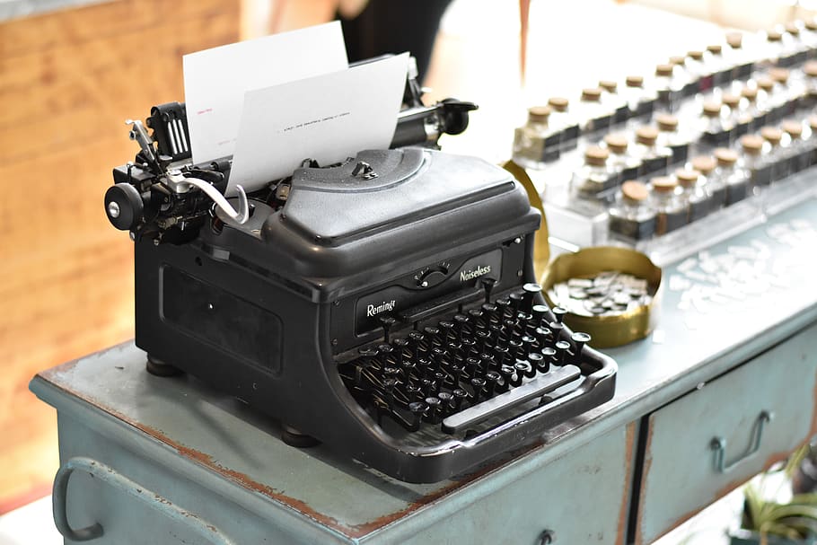 màquina, ordinador, electrònica, maquinari, maquinari de l'ordinador, teclat, teclat d’ordinador, motor, càmera, escriure, tipografia, tipus, redacció de text, escriptor, vintage, màquina d’escriure, edifici, habitatge, tecnologia, estil retro, comunicació, taula, cap gent, primer pla, a l'interior, equipament, maquinària, natura morta, vell, antiguitat, connexió, telèfon, Caixa registradora, història, el passat, centrar-se en primer pla, 5K