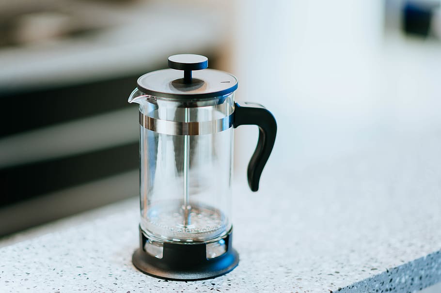 premsa de cafè negre, ampolla, agitador, olla, ceràmica, aparell, tassa, bullidor d'aigua, tetera, jar, gerra, tassa de cafè, cuina, art, porcellana, bullint, llum, llanterna, màquina, mandolina, instrument musical, beure, menjar i beguda, taula, refresc, primer pla, centrar-se en primer pla, natura morta, cap gent, equipament per a la llar, vidre - material, a l'interior, gestionar, dia, menjar, sol objecte, preparació, vidre, cafetera, càntir, color plata, 5K