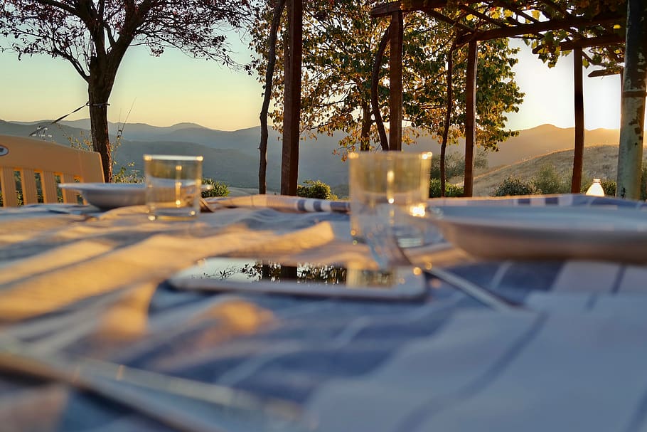 Tuscany, Italia, masa, reflecţie, apus de soare, dealuri, copac, sticlă, mancare si bautura, natură, nici o persoana, echipamente de uz casnic, absență, pahar de băut, plantă, apă, față de masă, alimente, scaun, setarea locului, farfurie, selectiv, cadru, în aer liber, luxos, faianță, 5K