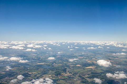 vol, sol, terre, des champs, bleu, des nuages, nuage, ciel, vue aérienne, environnement, paysages - nature, beauté dans la nature, paysage, nuage - ciel, scène tranquille, la nature, tranquillité, journée, personne, espace de copie, en plein air, champ, agriculture, scène rurale, idyllique, douceur, 4K, CC0, domaine public, libre de droits