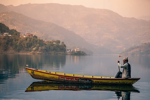 l'extase du soir, eau, Montagne, navire nautique, transport, Hommes, deux personnes, beauté dans la nature, Lac, la nature, Vrais gens, mode de transport, front de mer, paysages - nature, chaîne de montagnes, modes de vie, journée, séance, scène non urbaine, réflexion, en plein air, 5K, CC0, domaine public, libre de droits
