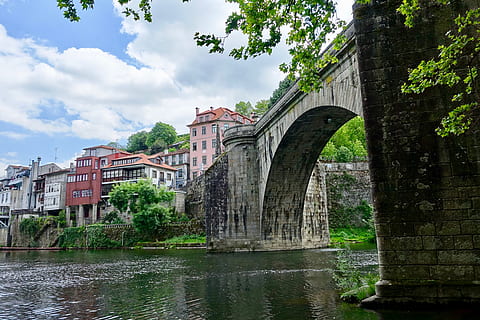 bridge, span, arch, river, stone, structure, village, access, traditional, built structure, architecture, tree, water, plant, bridge - man made structure, connection, building exterior, nature, sky, day, cloud - sky, no people, arch bridge, building, waterfront, outdoors, 4K, CC0, public domain, royalty free