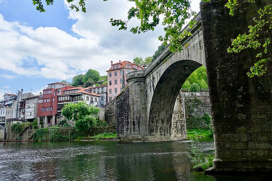 ponte, campata, arco, fiume, pietra, struttura, villaggio, accesso, tradizionale, struttura costruita, architettura, albero, acqua, pianta, ponte - struttura fatta dall'uomo, connessione, esterno dell'edificio, natura, cielo, giorno, nuvola - cielo, nessuno, ponte ad arco, costruzione, lungomare, all'aperto, 4K