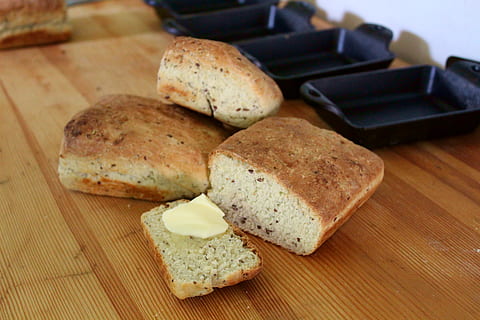 pane, burro, fetta, Grano, cereali, semi, sano, fatti in casa, fatto da zero, Pan, ghisa, cibo, cibo e bevande, freschezza, in casa, avvicinamento, natura morta, tavolo, mangiare sano, benessere, nessuno, concentrarsi sulle conoscenze acquisite, Marrone, tagliere, legno - materiale, al forno, gruppo di oggetti, pronto a mangiare, vista dall'alto, tentazione, spuntino, pane integrale, 5K, CC0, dominio pubblico, privo di copyright