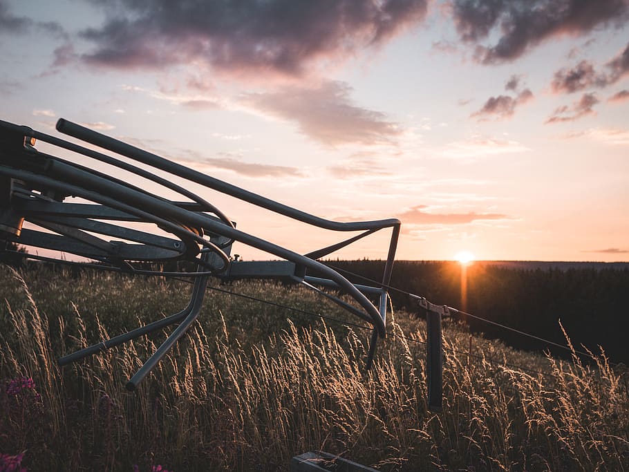 grau, Stahl-Landmaschine, Feld, Orange, Sonnenuntergang, Wolken, wolkig, bewölkter Himmel, Dämmerung, Abend, goldene Stunde, Gras, Landschaft, Licht, szenisch, Himmel, Sonne, Bäume, Land, Natur, wolke - himmel, Sonnenlicht, Pflanze, keine Leute, Schönheit in der Natur, Ruhe, Szenen - Natur, draußen, orange Farbe, ruhige Szene, Nicht-städtische Szene, Abwesenheit, Linseneffekt, 4K