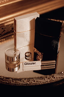 ชุดขวด glossier, ยังมีชีวิตอยู่, ในบ้าน, ไม่มีคน, ใกล้ชิด, ภาชนะ, เลือกโฟกัส, ตาราง, เทคโนโลยี, โลหะ, การสื่อสาร, ข้อความ, กล่อง, กล่อง - ตู้คอนเทนเนอร์, ไม้ - วัสดุ, เครื่องดนตรี, มุมมองมุมสูง, จำนวน, อุปกรณ์, สัมพันธ์, 2K, CC0, โดเมนสาธารณะ, ค่าลิขสิทธิ์ฟรี