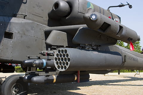 apache, helikopter, fighter, transportmidler, militær, transportform, luftfartøj, ingen mennesker, dag, fly, konflikt, udendørs, krig, sollys, våben, natur, bevæbnede styrker, kampene, hær, jord, stationær, metal, sikkerhed, 2K, CC0, offentligt domæne, royaltyfrie